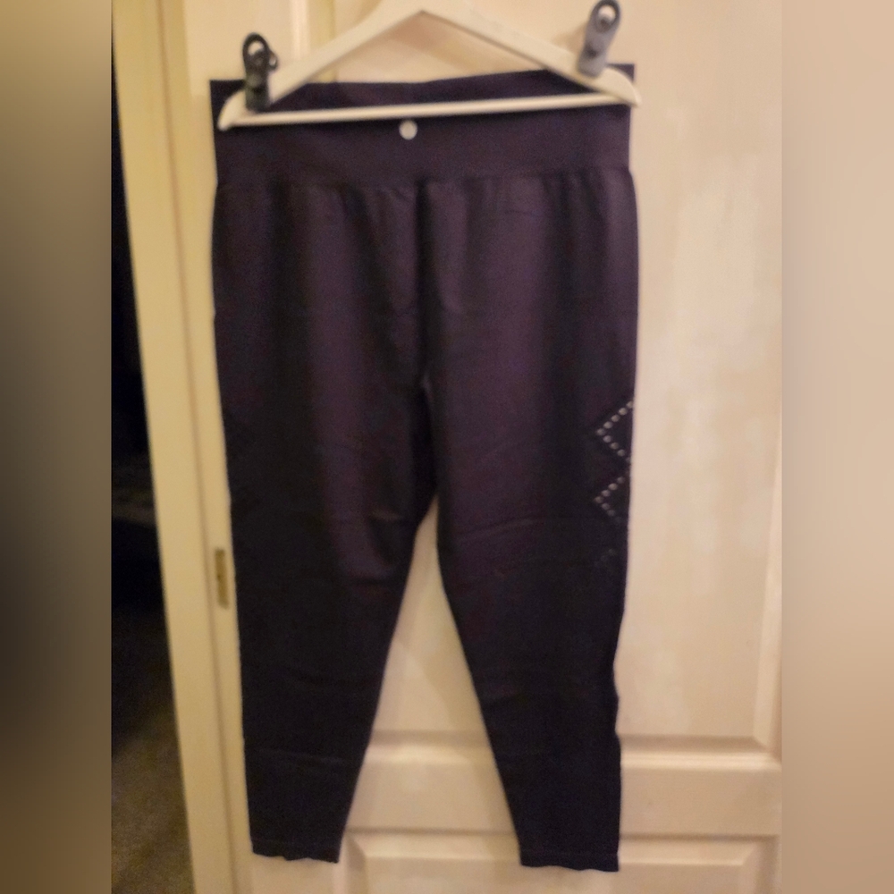 Lane Bryant LIVI Ultra High-Rise LIVI Soft 7/8 Legging with cut-out design - Picture 4 of 5